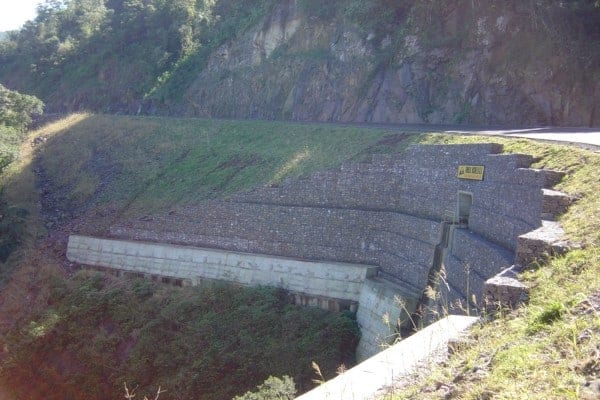 Exemplos de muros de arrimo com pedras